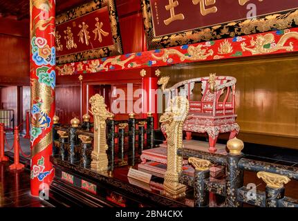 Naha, Präfektur Okinawa / Japan - 27. Februar 2018: Thron der alten Ryukyu-Könige von Okinawa im Schloss Shuri, Naha, Hauptstadt der Präfektur Okinawa Stockfoto