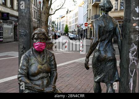 DEUTSCHLAND, Hamburg, Ottensen, Corona Virus, COVID-19 , Ottenser Torbogen, zwei Frauenskulpturen der Künstlerin Doris Waschk-Balz , jemand hat eine Schutzmaske zum Schutz vor Covid-19 gelegt Stockfoto