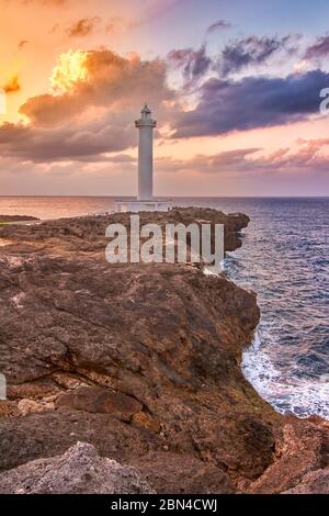 Wunderschöner Sonnenuntergang am Kap Zanpa mit Zanpa Leuchtturm auf der Klippe über dem Ozean, Okinawa Insel in Japan Stockfoto