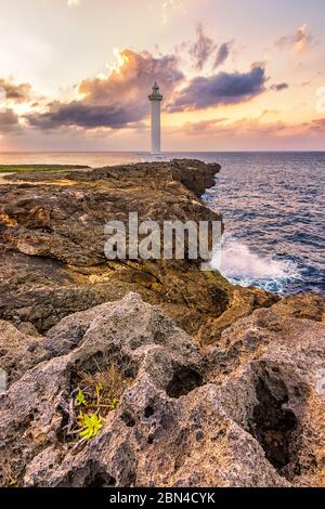 Wunderschöner Sonnenuntergang am Kap Zanpa mit Zanpa Leuchtturm auf der Klippe über dem Ozean, Okinawa Insel in Japan Stockfoto