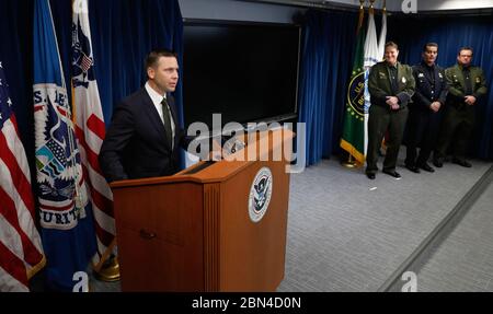 Der US-Kommissar für Zoll und Grenzschutz Kevin K. McAleenan kündigt die Beförderung von Carla L. Provost zum Chef der US-Grenzpolizei während einer Pressekonferenz an, die am 9. August 2018 im Presseberateraum des CBP-Hauptsitzes in Washington, D.C. stattfand. Chief Provost, die seit letztem Jahr als amtierender Chef der US-Grenzschutzpolizei tätig ist, ist die erste Frau, die die Grenzschutzpolizei in den 94 Jahren seit ihrer Gründung leitet. US-Zoll und Grenzschutz Stockfoto