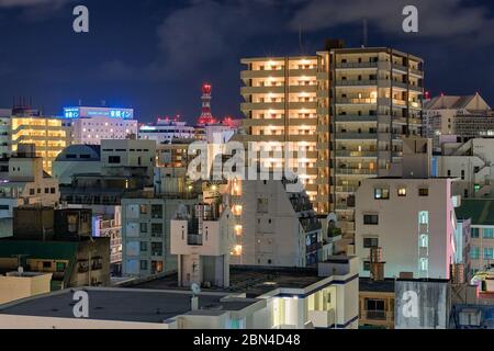 Naha, Präfektur Okinawa / Japan - 28. Februar 2018: Nachtansicht des Stadtbildes von Naha, Hauptstadt der Präfektur Okinawa, Japan Stockfoto