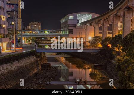 Okinawa / Japan - 27. Februar 2017: Asahibashi Station (Asahibashi-eki) ist ein Bahnhof der Okinawa Monorail (Yui Rail) im Zentrum von Na Stockfoto