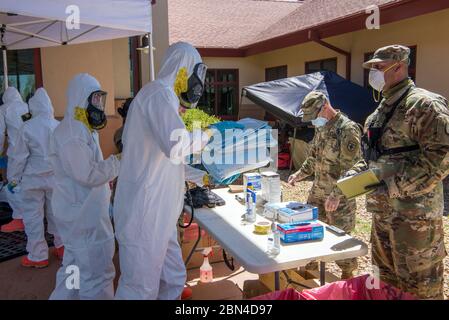 Mitglieder der Colorado National Guard des Teams der Chemical, Biological, Radiological, Nuclear and High-Yield (CBRNE) Enhanced Response Force Package (CERFP) arbeiten nach COVID-19-Tests in einem Veteranenhaus in Aurora, Colorado, am 29. April 2020, über die Dekontaminationsstation. Auf Anweisung von Gouverneur Jared Polis unterstützt das Colorado CERFP das staatliche Notrufzentrum und das Colorado Department of Public Health and Environment bei der Ausweitung der Testverfahren und ermöglicht es staatlichen und lokalen Beamten, bei Bedarf eine höhere Kapazität zu erhalten. (USA Air National Stockfoto