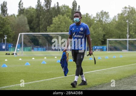 Gelsenkirchen, Deutschland. 12. Mai 2020. firo 05/12/2020, Fußball, Saison 2019/2020, Bundesliga, POOLFOTOS - Training FC Schalke 04, Rabbi Matondo (FC Schalke 04) mit Schutzmaske Quelle: dpa/Alamy Live News Stockfoto