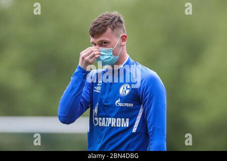 Gelsenkirchen, Deutschland. 12. Mai 2020. firo 05/12/2020, Fußball, Saison 2019/2020, Bundesliga, POOLFOTOS - Training FC Schalke 04, Markus Schubert (FC Schalke 04) mit Schutzmaske Quelle: dpa/Alamy Live News Stockfoto