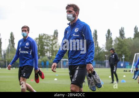 Gelsenkirchen, Deutschland. 12. Mai 2020. firo 05/12/2020, Fußball, Saison 2019/2020, Bundesliga, POOLFOTOS - Training FC Schalke 04, von links Bastian Oczipka (FC Schalke 04), Guido BURGSTALLER (FC Schalke 04) mit Schutzmaske weltweit Credit: dpa/Alamy Live News Stockfoto