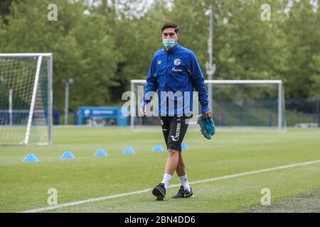 Gelsenkirchen, Deutschland. 12. Mai 2020. firo 05/12/2020, Fußball, Saison 2019/2020, Bundesliga, POOLFOTOS - Training FC Schalke 04, Suat Serdar (FC Schalke 04) mit Schutzmaske Quelle: dpa/Alamy Live News Stockfoto