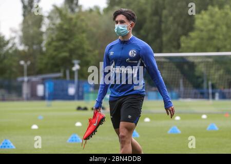 Gelsenkirchen, Deutschland. 12. Mai 2020. firo 05/12/2020, Fußball, Saison 2019/2020, Bundesliga, POOLFOTOS - Training FC Schalke 04, Jason Ceka (FC Schalke 04) mit Schutzmaske Quelle: dpa/Alamy Live News Stockfoto