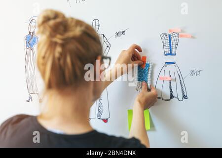 Modedesignerin Auswahl Stoffe für ihre neue Bekleidungskollektion Stockfoto