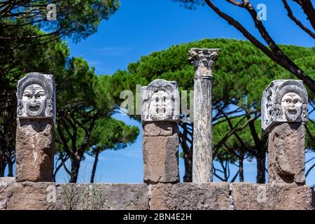 Theatermaske, Teil der architektonischen Dekoration des Theaters, Teatro di Ostia, römisches Amphitheater, Ostia Antica, Ostia, Italien Stockfoto