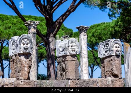 Theatermaske, Teil der architektonischen Dekoration des Theaters, Teatro di Ostia, römisches Amphitheater, Ostia Antica, Ostia, Italien Stockfoto