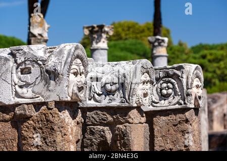 Theatermaske, Teil der architektonischen Dekoration des Theaters, Teatro di Ostia, römisches Amphitheater, Ostia Antica, Ostia, Italien Stockfoto