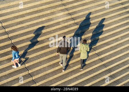Wien, Wien: Familie, 1 Mädchen, Treppe, langer Schatten, im Jahre 22. Donaustadt, Wien, Österreich Stockfoto