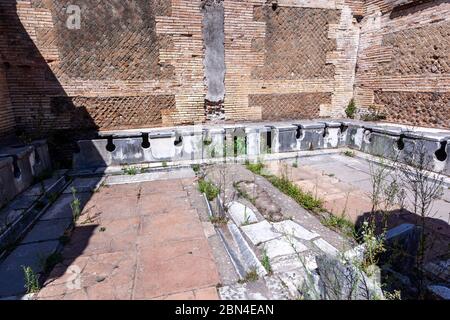 Öffentliche Latrinae, Ostia Antica, Ostia, Italien Stockfoto