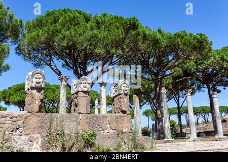 Theatermaske, Teil der architektonischen Dekoration des Theaters, Teatro di Ostia, römisches Amphitheater, Ostia Antica, Ostia, Italien Stockfoto