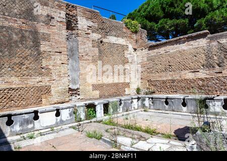 Öffentliche Latrinae, Ostia Antica, Ostia, Italien Stockfoto