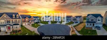 Luftaufnahme Cul de Sac Sackgasse in einem oberen Mittelklasse Luxus-Einfamilienhaus Nachbarschaft in der Ostküste der USA mit dramatischen Sonnenuntergang Himmel Stockfoto