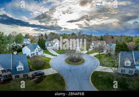 Typische amerikanische Sackgasse mit Einfamilienhäusern an der Ostküste mit dramatischem Himmel Stockfoto