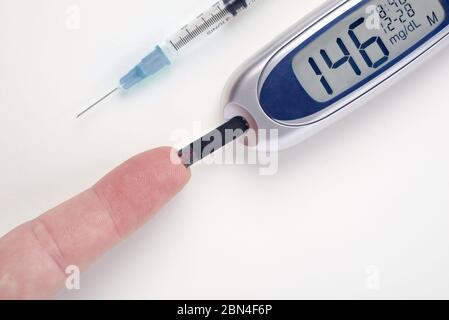 Diabetes, Glucometer mit Finger-Glucose-Messung mit Blutstropfen Stockfoto