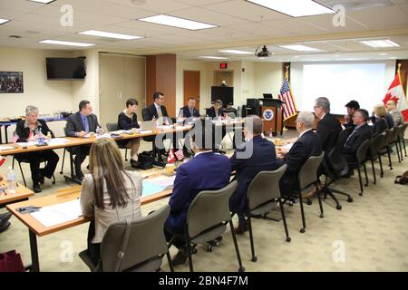 Robert E. Perez, stellvertretender Kommissar für den Zoll- und Grenzschutz der USA, spricht am 30. Oktober 2018 in Philadelphia mit hochrangigen Mitgliedern auf dem CBP-CBSA Joint Senior Executive Meeting im US Custom House. Stockfoto