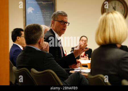 Robert E. Perez, stellvertretender Kommissar für Zoll und Grenzschutz der USA (CBP), spricht mit wichtigen Mitgliedern auf der gemeinsamen Sitzung der CBP-CBSA-leitenden; auch CBSA-Präsident John Ossowski und CBSA-Vizepräsident Jacques Cloutier waren anwesend. Das Treffen fand am 30. Oktober 2018 im US Custom House in der Chestnut Street 200 statt. Foto des US-Zolls und des Grenzschutzes. Stockfoto