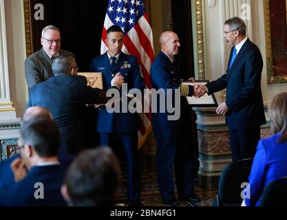 Jedes Jahr würdigt der US-amerikanische Interdiction Coordinator (USIC) außergewöhnliche Leistungen in der Interagentur Interdiction Community. Die Preisträger werden von einem Komitee ausgewählt, das von den Mitgliedern der interagenturalen Verbotsergemeinschaft besteht die 2018 Preisträger sind von acht (8) verschiedenen Einheiten Detection &amp; Monitoring US Coast Guard Cutter James (WMSL 754), Interdiction Intelligence Support,Operational Intelligence Branch Joint InteragenturTask Force West und South, Maritime Interdiction &amp; Befürchtung HITRON DET 17-22 ENDSPIEL 19, Landverstümmelung &amp; Furcht Blauer Blitz Stockfoto