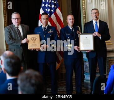 Jedes Jahr würdigt der US-amerikanische Interdiction Coordinator (USIC) außergewöhnliche Leistungen in der Interagentur Interdiction Community. Die Preisträger werden von einem Komitee ausgewählt, das von den Mitgliedern der interagenturalen Verbotsergemeinschaft besteht die 2018 Preisträger sind von acht (8) verschiedenen Einheiten Detection &amp; Monitoring US Coast Guard Cutter James (WMSL 754), Interdiction Intelligence Support,Operational Intelligence Branch Joint InteragenturTask Force West und South, Maritime Interdiction &amp; Befürchtung HITRON DET 17-22 ENDSPIEL 19, Landverstümmelung &amp; Furcht Blauer Blitz Stockfoto