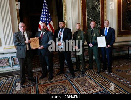 Jedes Jahr würdigt der US-amerikanische Interdiction Coordinator (USIC) außergewöhnliche Leistungen in der Interagentur Interdiction Community. Die Preisträger werden von einem Komitee ausgewählt, das von den Mitgliedern der interagenturalen Verbotsergemeinschaft besteht die 2018 Preisträger sind von acht (8) verschiedenen Einheiten Detection &amp; Monitoring US Coast Guard Cutter James (WMSL 754), Interdiction Intelligence Support,Operational Intelligence Branch Joint InteragenturTask Force West und South, Maritime Interdiction &amp; Befürchtung HITRON DET 17-22 ENDSPIEL 19, Landverstümmelung &amp; Furcht Blauer Blitz Stockfoto