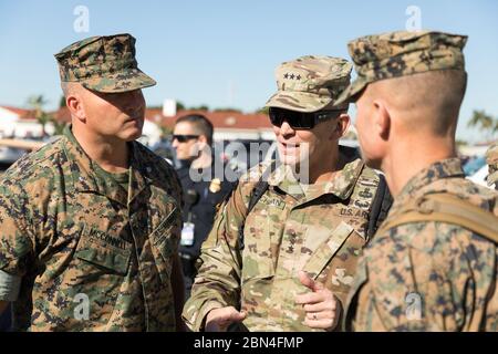 LTG Jeffrey Buchanan, Kommandierender General, United States Army North/fünften United States Army visits die San Diego Grenzregion von Pete Flores, Direktor Field Operations, San Diego Field Office, Rodney Scott, Chief PATROL-Agenten, San Diego und Hunter Davis, Direktor, Luft und Marine Operations, San Diego Luft und Marine Zweig begleitet. Andere militärische Personal inklusive BG Laura Yeagar, Kommandant der Gemeinsamen Task Force North, Col Kyle Ellison, Kommandierender Offizier, 7. Marine Regiment, CSM Delgado, Command Sergeant Major, United States Army North/fünften United States Army. Stockfoto