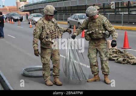 Soldaten concertina Draht in eine Position entlang der südwestlichen Grenze der Vereinigten Staaten in der Nähe von Hidalgo, Texas bereitstellen. Us-Armee Norden ist unter der Aufsicht des US Northern Command an der südwestlichen Grenze das Ministerium für Heimatschutz und der Zoll und Grenzschutz Mission der Grenze zu unterstützen. November 2, 2018. Stockfoto