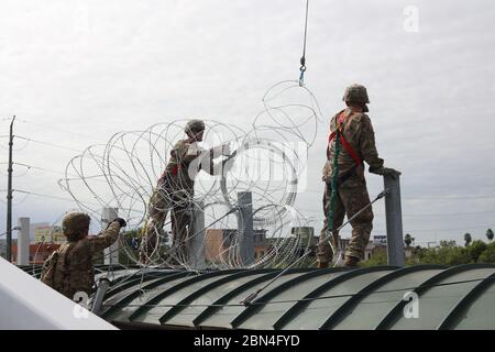 Soldaten concertina Draht in eine Position entlang der südwestlichen Grenze der Vereinigten Staaten in der Nähe von Hidalgo, Texas bereitstellen. Us-Armee Norden ist unter der Aufsicht des US Northern Command an der südwestlichen Grenze das Ministerium für Heimatschutz und der Zoll und Grenzschutz Mission der Grenze zu unterstützen. November 2, 2018. Stockfoto