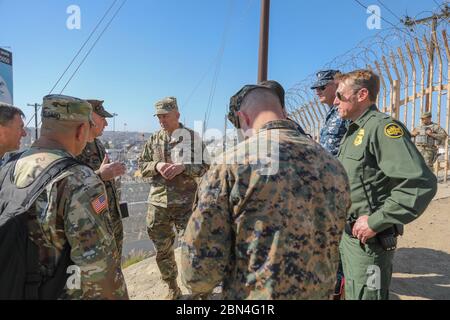 Pete Flores, San Diego Director of Field Operations, spricht im San Ysidro Port of Entry über die Details der Operation Secure Line an nationale Medien. Zu ihm kommen Rodney S. Scott, San Diego Sector Chief Patrol Agent; Hunter Davis, Director of Air and Marine Operations in San Diego; und LT General Jeffrey Buchanan, Commander US Army North. Stockfoto