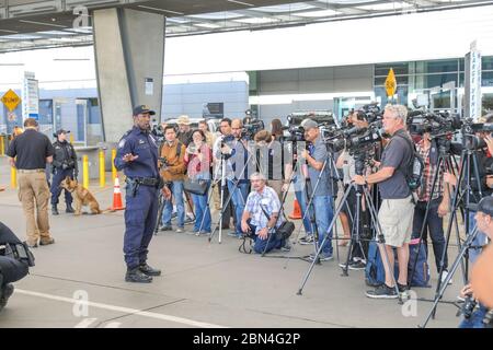 Pete Flores, San Diego Director of Field Operations, spricht im San Ysidro Port of Entry über die Details der Operation Secure Line an nationale Medien. Zu ihm kommen Rodney S. Scott, San Diego Sector Chief Patrol Agent; Hunter Davis, Director of Air and Marine Operations in San Diego; und LT General Jeffrey Buchanan, Commander US Army North. Stockfoto