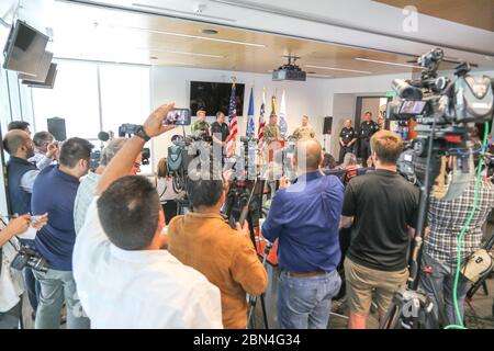 Pete Flores, San Diego Director of Field Operations, spricht im San Ysidro Port of Entry über die Details der Operation Secure Line an nationale Medien. Zu ihm kommen Rodney S. Scott, San Diego Sector Chief Patrol Agent; Hunter Davis, Director of Air and Marine Operations in San Diego; und LT General Jeffrey Buchanan, Commander US Army North. Stockfoto