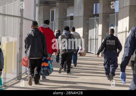 Unzulässige Ausländer, einige, die Asyl suchen, werden von CBP-Beamten im San Ysidro Port of Entry bearbeitet. Zusätzlich zu den Vorbereitungen für Tausende von Migranten aus der Karawane, die ankommen, verarbeitet die CBP weiterhin täglich etwa 100,000 legitime Reisende in die Vereinigten Staaten und verarbeitet andere ohne Dokumente, die an der Grenze gewartet haben. November 23, 2018. Stockfoto