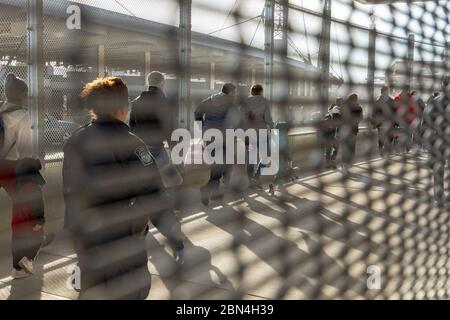 Am 23. November 2018 bearbeiteten US-Zollbeamte und Grenzschutzbeamte (CBP) am San Ysidro Port of Entry unzulässige Ausländer, einschließlich Asylbewerber, und kümmerten sich um die tägliche Bearbeitung von legitimen Reisenden in die Vereinigten Staaten. Stockfoto