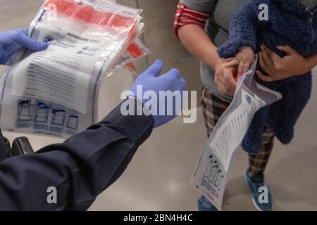 Am 23. November 2018 versuchten US-Zollbeamte und Grenzschutzbeamte im San Ysidro Port of Entry in Kalifornien unzulässige Ausländer, einschließlich Asylbewerber. Das CBP setzte auch weiterhin die Verarbeitung legitimer Reisende fort, während es sich auf einen Zustrom von Migranten aus einem Wohnwagen vorbereitete. Stockfoto