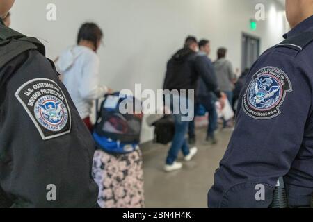 Der U.S. Customs and Border Protection (CBP) verarbeitet unzulässige Ausländer, einschließlich Asylbewerber, am San Ysidro Port of Entry in Kalifornien. Am 23. November 2018 beförderte das CBP täglich mehr als 100.000 Reisende und setzte die Verarbeitung undokumentierter Personen an der Grenze fort. Stockfoto