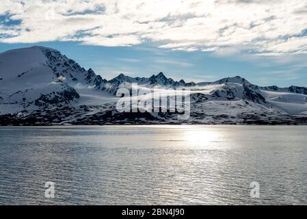 Arktische Landschaft mit schöner Beleuchtung in Spitzbergen Stockfoto