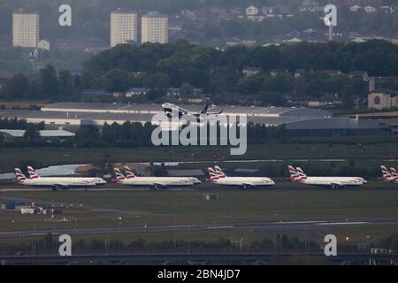 Glasgow, Großbritannien. Mai 2020. Im Bild: Teleansicht des Flughafens Glasgow. Ryanair-Flug vom Flughafen Glasgow nach Dublin. Ryanair möchte ab dem 1. Juli 40 % der Flüge wieder herstellen, da sie versuchen, die Krise des Coronavirus, die die Fluggesellschaft hart getroffen hat, zu überbrücken. Quelle: Colin Fisher/Alamy Live News Stockfoto