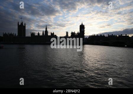 Sonnenuntergang über den Houses of Parliament in Westminster, London. Stockfoto