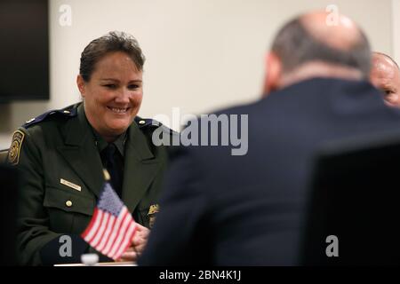 Die amtierende Chefin der US-Grenzpolizei Carla L. Provost trifft sich mit dem ägyptischen Verteidigungsministerium, dem Generalstab der Grenzschutzpolizei Bassem Riad Soliman Helal, um die Zusammenarbeit im Bereich der Grenzsicherheit am US-Zoll- und Grenzschutzhauptsitz in Washington, D.C. vom 22. Februar 2018 zu diskutieren. US-Zoll und Grenzschutz Stockfoto