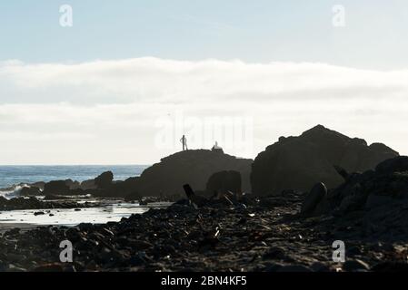 Zwei Personen werden von der Nachmittagssonne in der Nähe der Rettungsstation im Leo Carrillo State Park, Malibu, Kalifornien, umrampelt Stockfoto