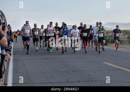 CBP nimmt am Baker to Vegas Law Enforcement Race Teil, bei dem Läufer in einer Teamarbeit das 120 Meilen Rennen in Baker California beginnen und der letzte Läufer in Las Vegas am 23. März 2019 endet. Stockfoto