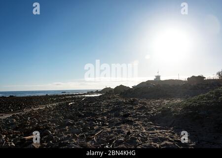 Am späten Nachmittag Sonne hinter der Leo Carrillo State Park Rettungsschwimmer Station, Malibu, Kalifornien. Stockfoto