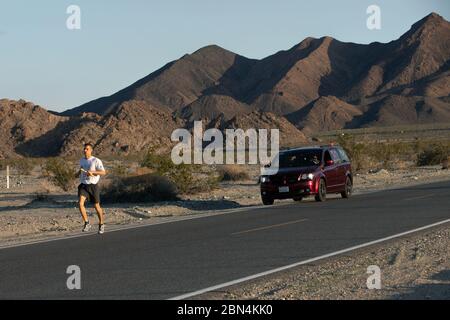 CBP nimmt am Baker to Vegas Law Enforcement Race Teil, bei dem Läufer in einer Teamarbeit das 120 Meilen Rennen in Baker California beginnen und der letzte Läufer in Las Vegas am 23. März 2019 endet. Stockfoto