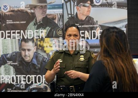 CBP nimmt am Baker to Vegas Law Enforcement Race Teil, bei dem Läufer in einer Teamarbeit das 120 Meilen Rennen in Baker California beginnen und der letzte Läufer in Las Vegas am 24. März 2019 endet. Stockfoto