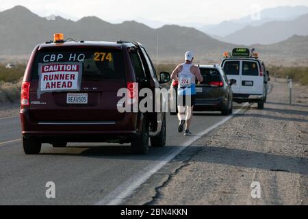 CBP nimmt am Baker to Vegas Law Enforcement Race Teil, bei dem Läufer in einer Teamarbeit das 120 Meilen Rennen in Baker California beginnen und der letzte Läufer in Las Vegas am 23. März 2019 endet. Stockfoto