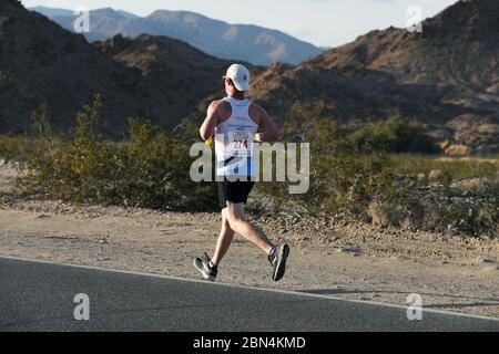 CBP nimmt am Baker to Vegas Law Enforcement Race Teil, bei dem Läufer in einer Teamarbeit das 120 Meilen Rennen in Baker California beginnen und der letzte Läufer in Las Vegas am 23. März 2019 endet. Stockfoto